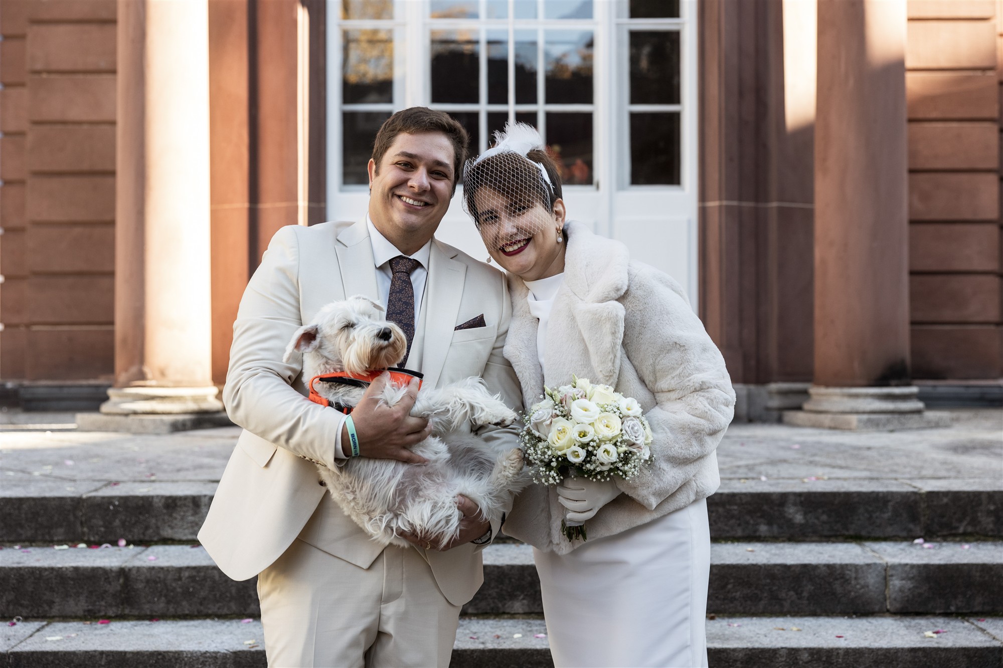 Das Hochzeitspaar mit Hund - Standesamt Hochzeit Basel - Hochzeitsfotograf Basel Schweiz