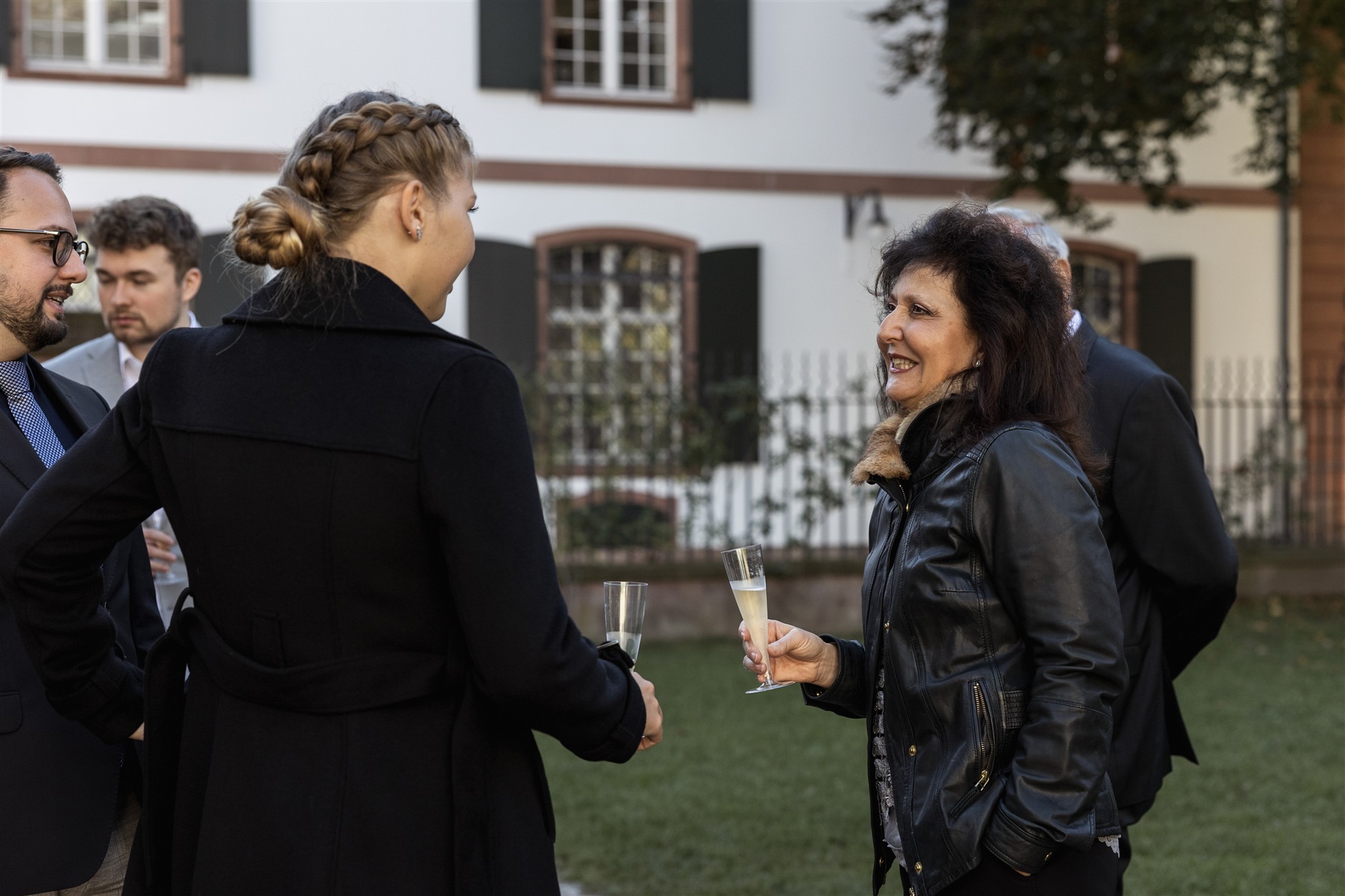 Apero nach der Trauung im Garten vom Standesamt - Zivilhochzeit Basel - Hochzeitsfotograf Basel Schweiz