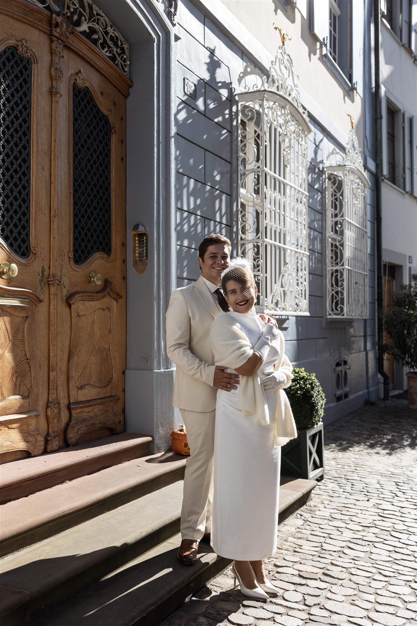 Brautpaar Fotoshooting in der Altstadt von Basel - Ziviltrauung Basel - Hochzeitsfotograf Basel Schweiz