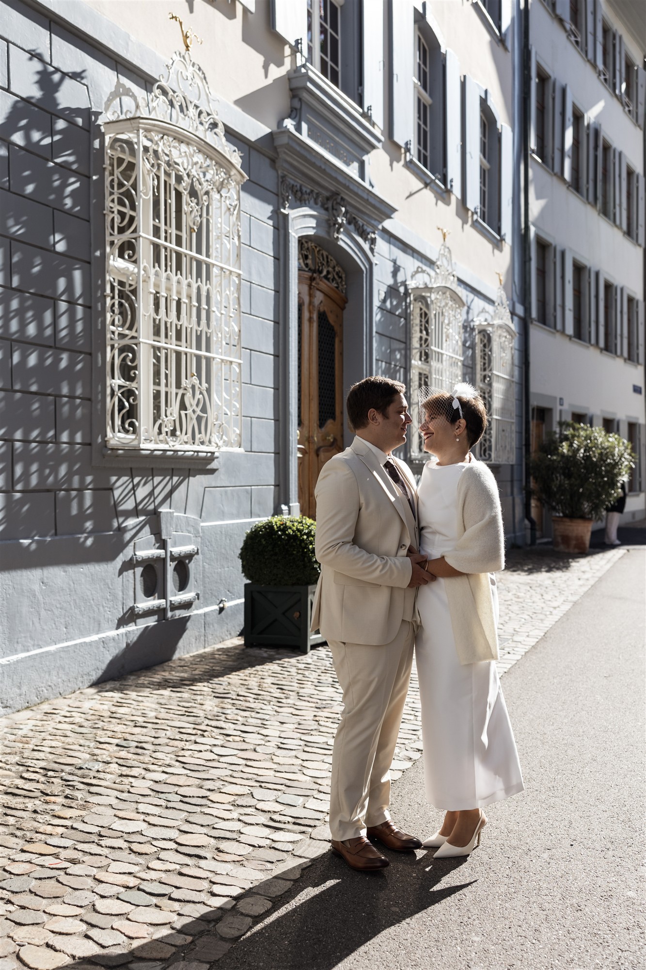 Brautpaar Fotoshooting in der Altstadt von Basel - Ziviltrauung Basel - Hochzeitsfotograf Basel Schweiz