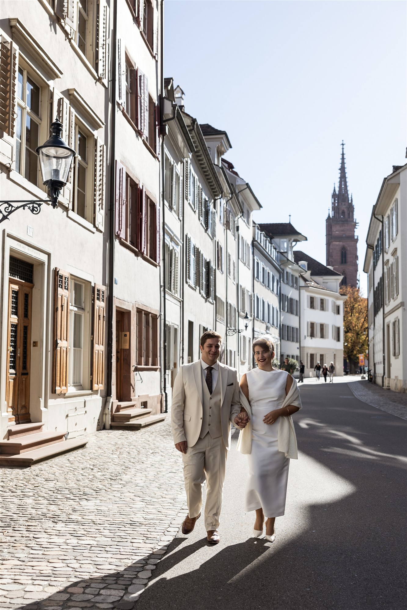 Brautpaar Fotoshooting in der Altstadt von Basel - Ziviltrauung Basel - Hochzeitsfotograf Basel Schweiz