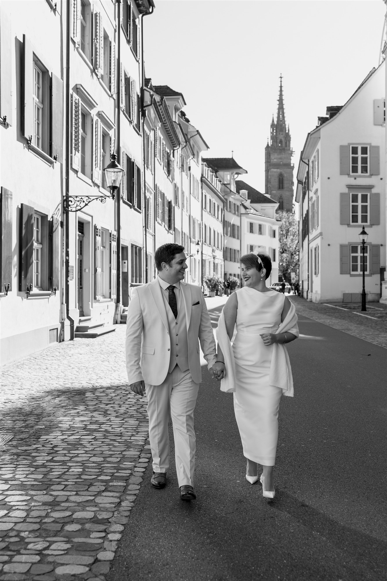 Brautpaar Fotoshooting in der Altstadt von Basel - Ziviltrauung Basel - Hochzeitsfotograf Basel Schweiz