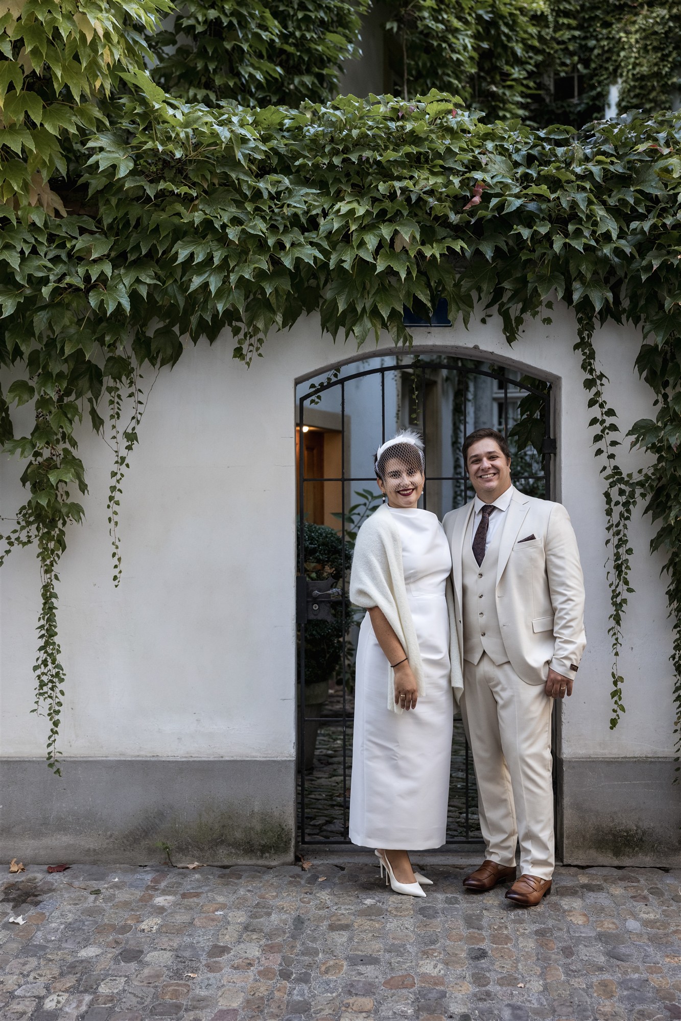 Brautpaar Fotoshooting in der Altstadt von Basel - Ziviltrauung Basel - Hochzeitsfotograf Basel Schweiz