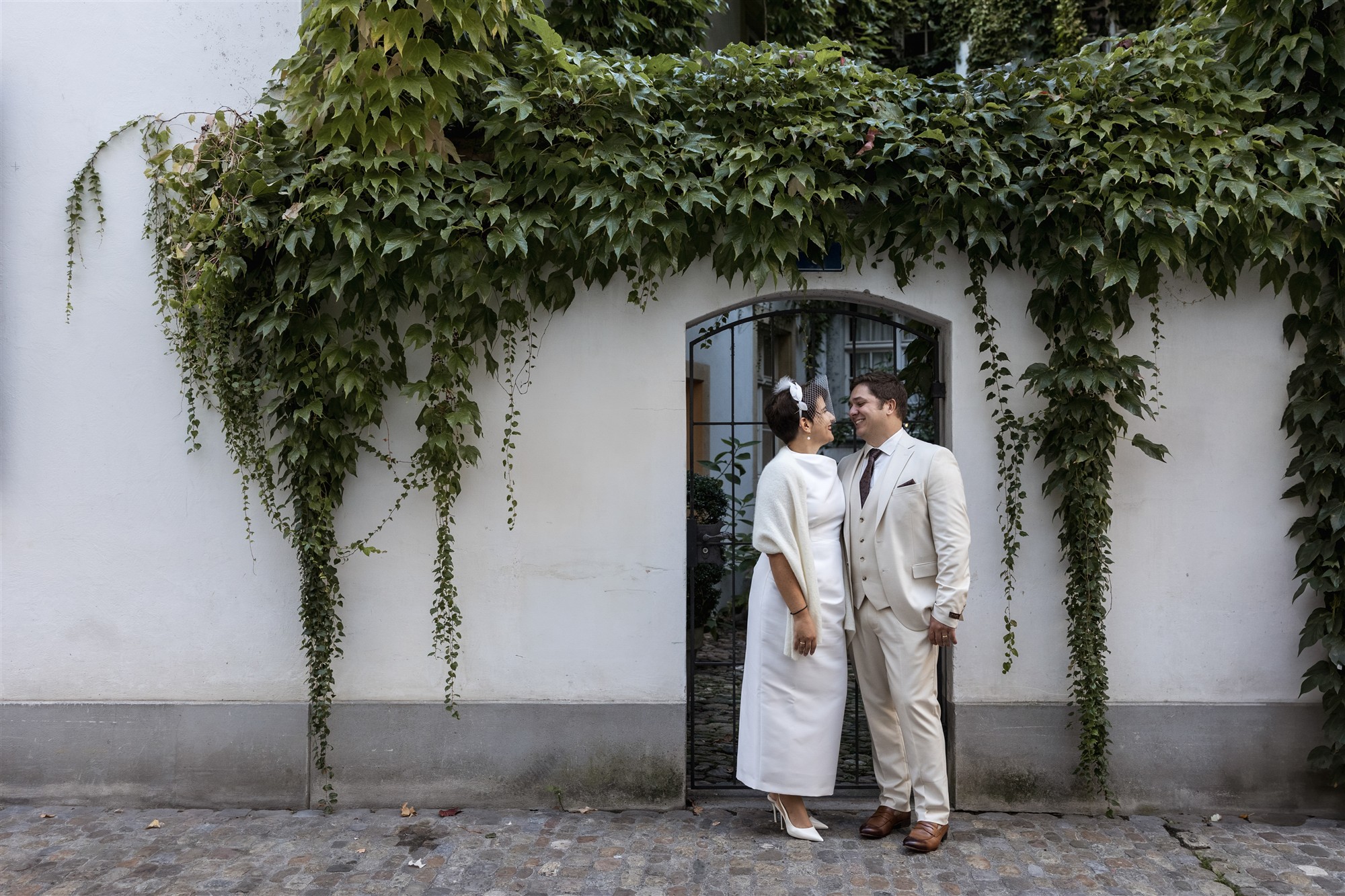 Brautpaar Fotoshooting in der Altstadt von Basel - Ziviltrauung Basel - Hochzeitsfotograf Basel Schweiz
