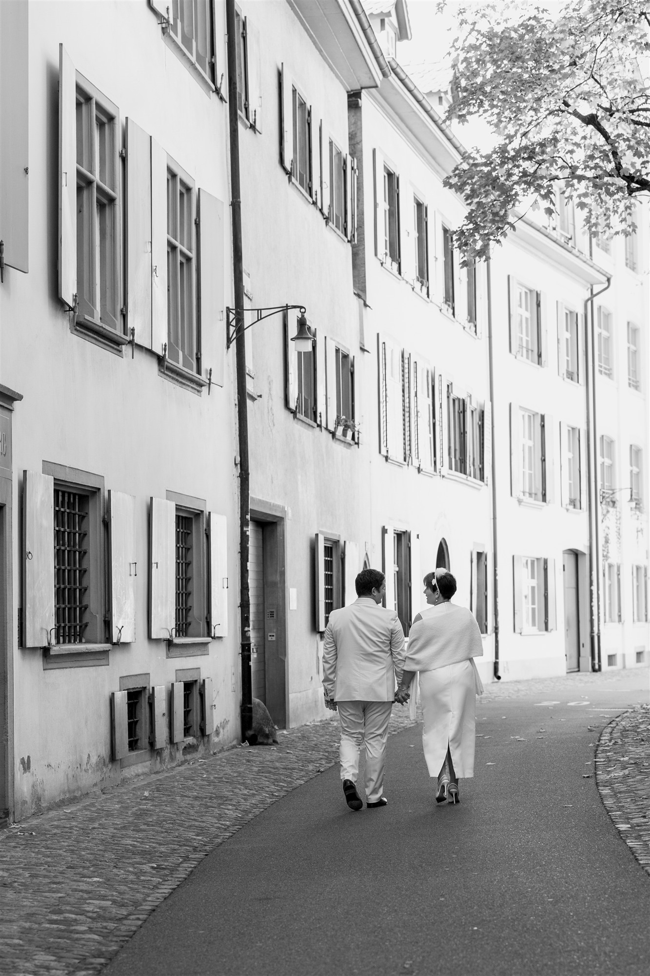 Brautpaar Fotoshooting in der Altstadt von Basel - Ziviltrauung Basel - Hochzeitsfotograf Basel Schweiz