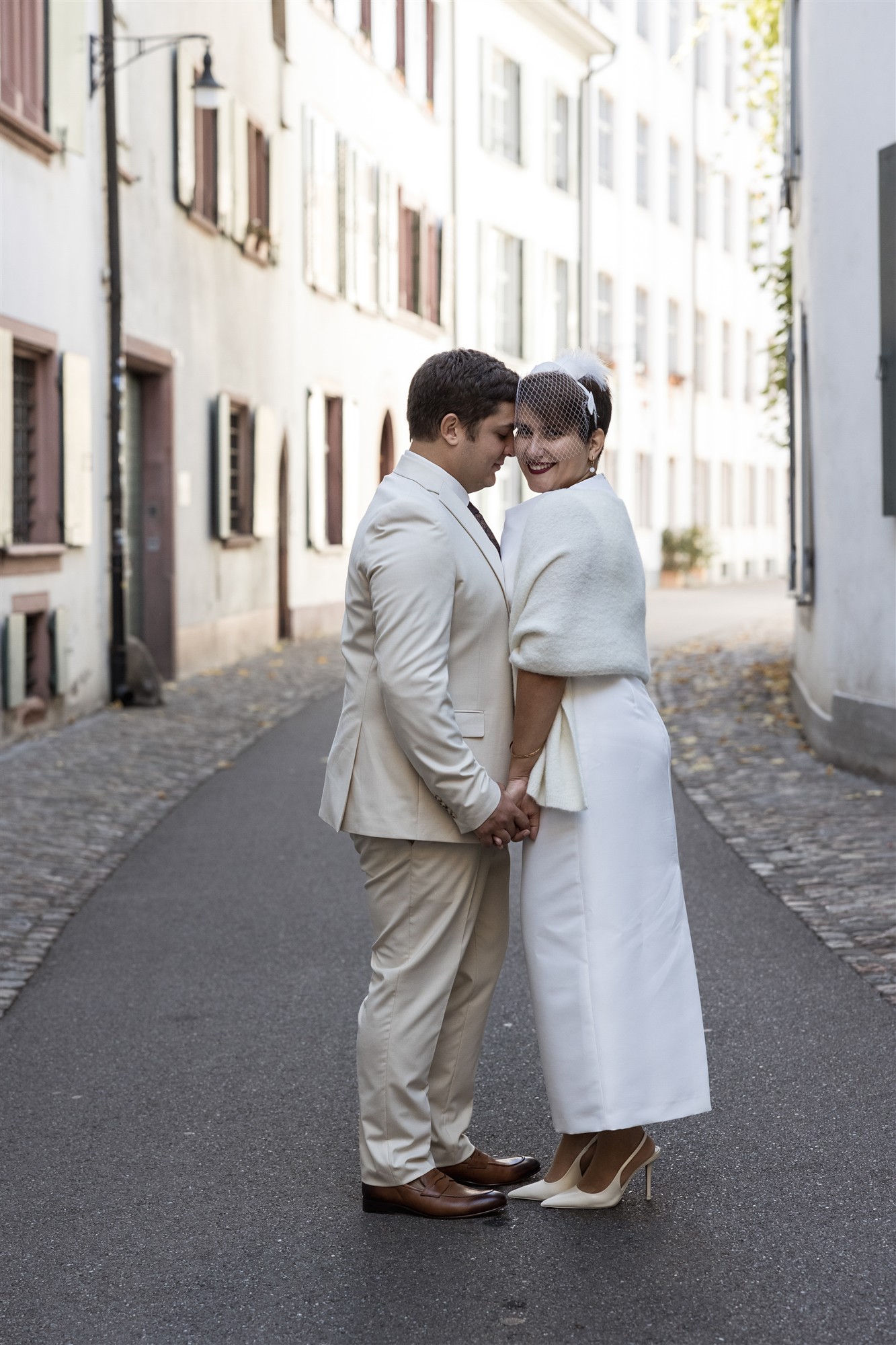 Brautpaar Fotoshooting in der Altstadt von Basel - Ziviltrauung Basel - Hochzeitsfotograf Basel Schweiz