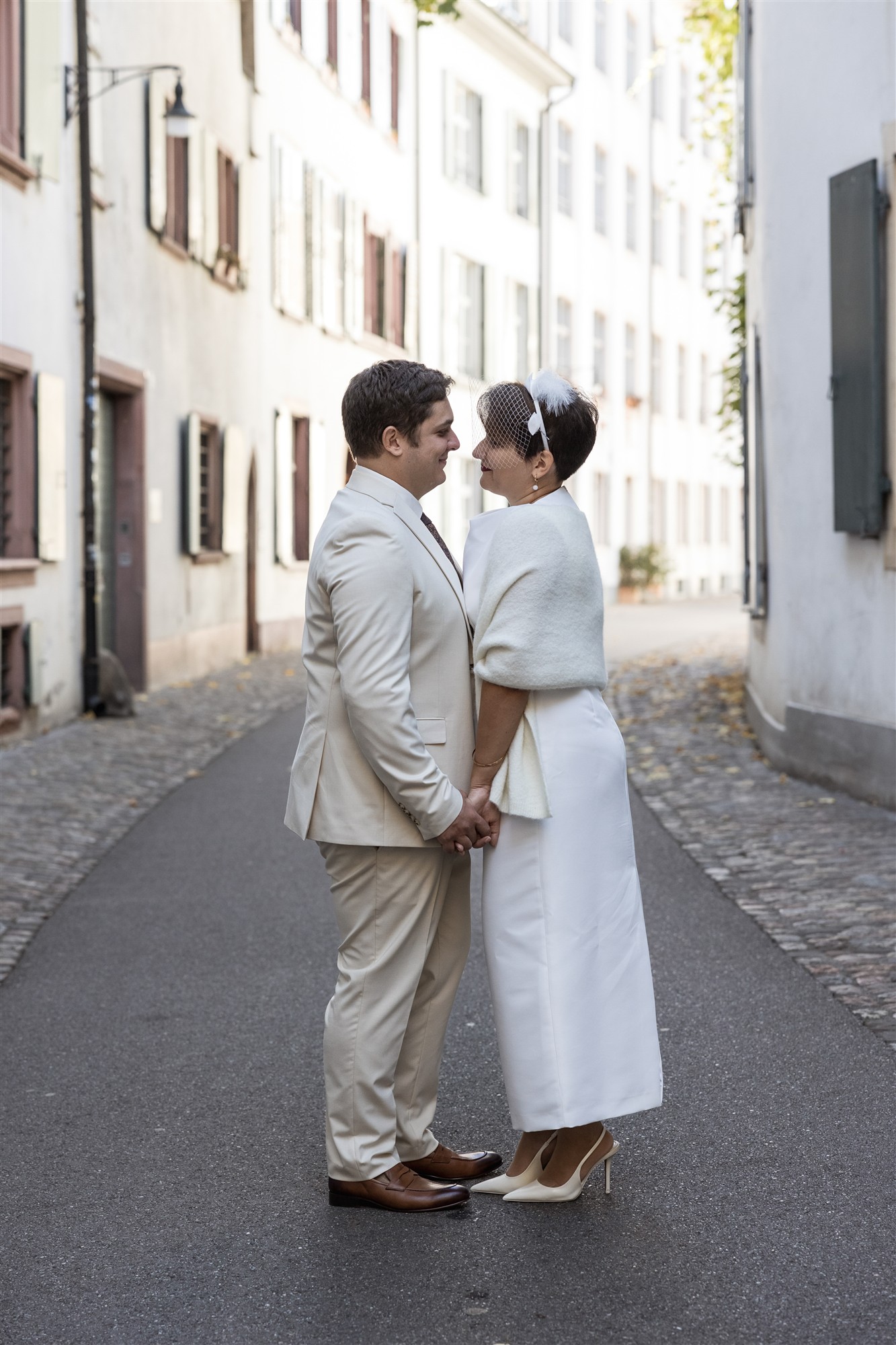 Brautpaar Fotoshooting in der Altstadt von Basel - Ziviltrauung Basel - Hochzeitsfotograf Basel Schweiz