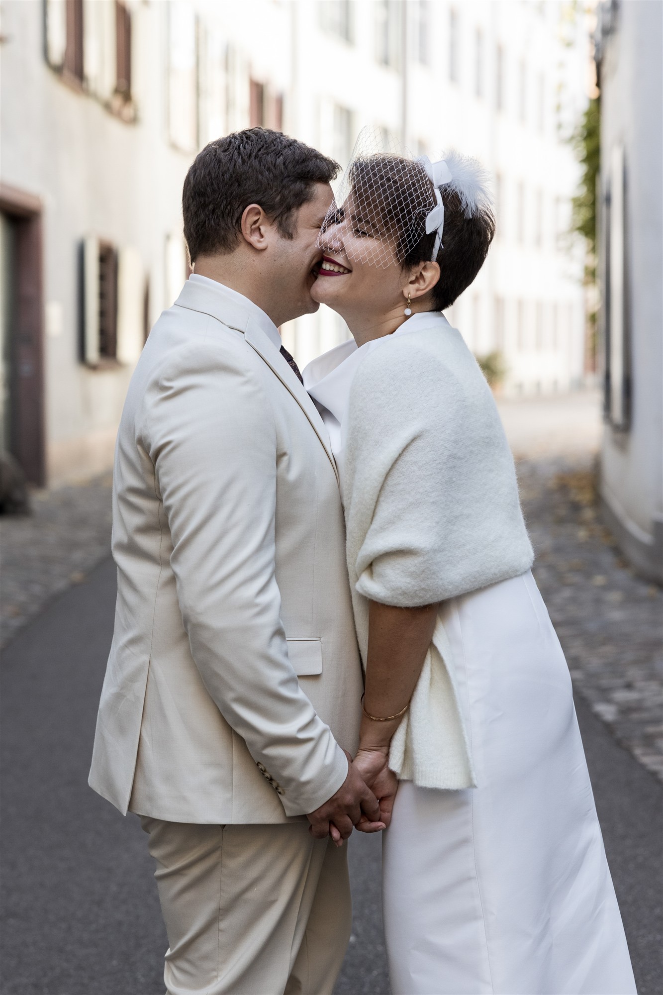 Brautpaar Fotoshooting in der Altstadt von Basel - Ziviltrauung Basel - Hochzeitsfotograf Basel Schweiz