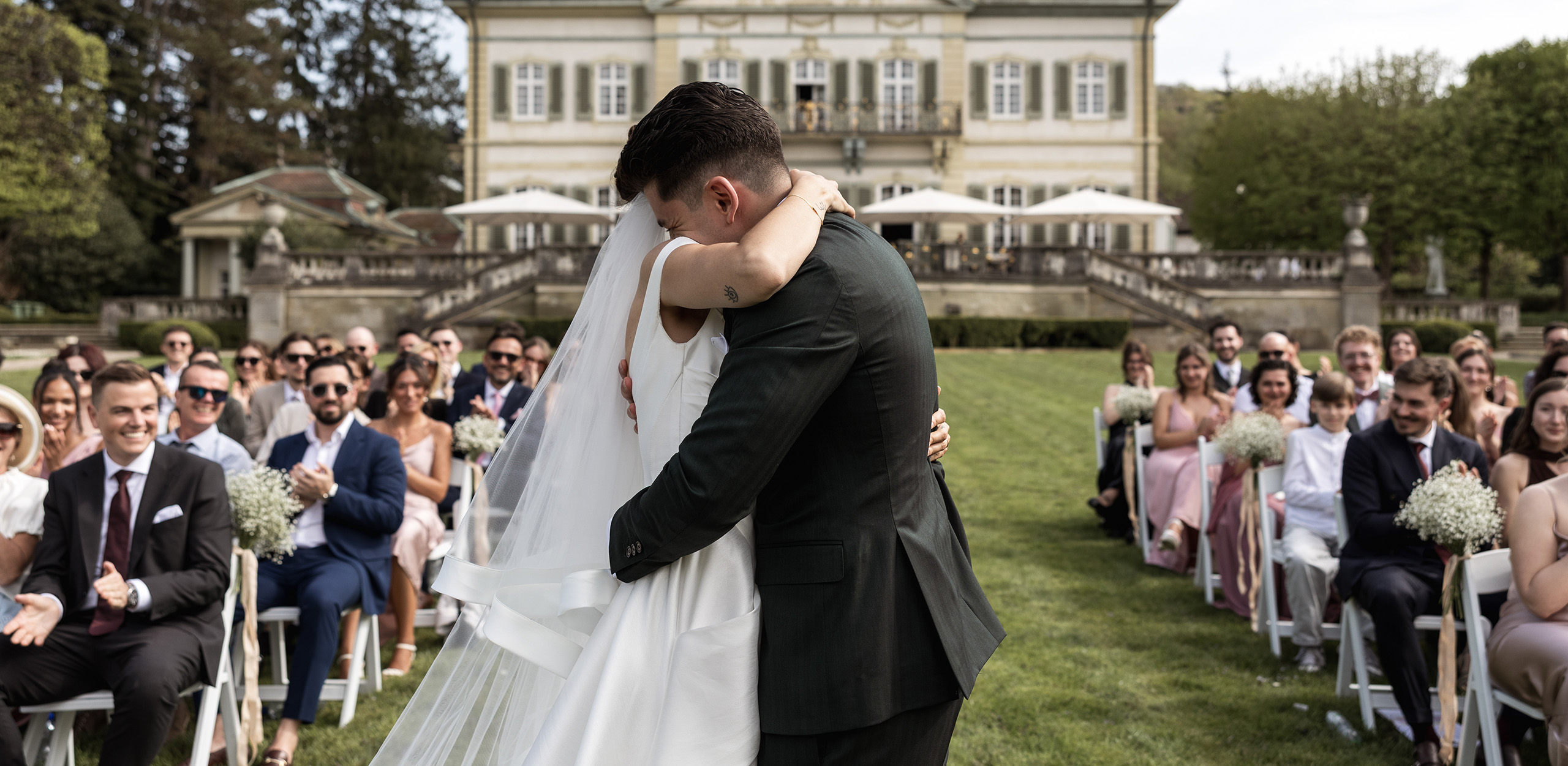 Hochzeit in Basel - Heiraten in der Villa Wenkenhof Riehen - Inniges Hochzeitsbild während der Trauung - Hochzeitsfotograf Basel